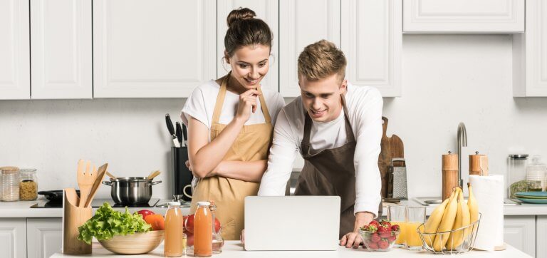 A couple online discussing what to look out for when getting a quote for spraying their kitchen